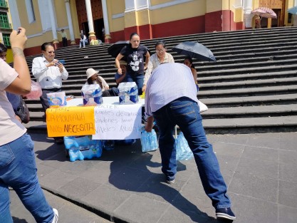 Habitantes de Cosautlán  colocaron una mesa para pedir el apoyo de los ciudadanos y juntar víveres;  manifestaron que es necesaria la intervención del gobierno Federal para apagar el fuego.