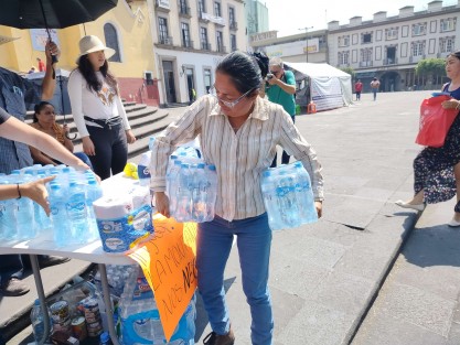 Aunque la ayuda requerida es también de artículos para combate del fuego como guantes de carnaza, palas y azadones, la ayuda  que llega es principalmente de botellas de agua. 