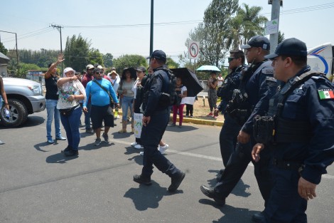 Tras dialogar con granaderos, pobladores de Ixhuacán liberaron la carretera Xalapa-Coatepec, reanudándose la circulación. 