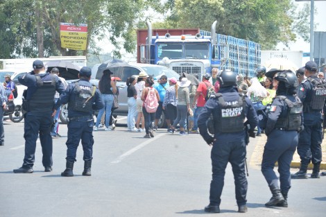 Tras dialogar con granaderos, pobladores de Ixhuacán liberaron la carretera Xalapa-Coatepec, reanudándose la circulación. 