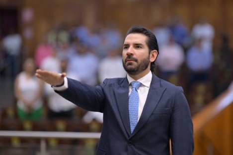Con 37 votos a favor, sin abstenciones o votos en contra, el Pleno de la LXVI Legislatura aprobó el Acuerdo de la Junta de Coordinación Política (Jucopo) por el cual se determinó que el diputado Mario Gerardo Delfín Vázquez asuma las comisiones a las que pertenece el legislador con licencia Miguel David Hermida Copado.