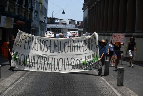 Alumnos de la Universidad Veracruzana se manifestaron el mediodía  bloqueando la calle Enríquez, en protesta para pedir apoyo para el incendio de Barranca Grande. 