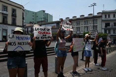 Alumnos de la Universidad Veracruzana se manifestaron el mediodía  bloqueando la calle Enríquez, en protesta para pedir apoyo para el incendio de Barranca Grande. 