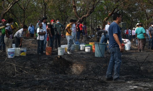 Habitantes de comunidades cercanas a La Estanzuela, lograron controlar el incendio de un pastizal, el cual afectó varias hectáreas. Hicieron uso de cuanto tuvieron a mano para controlar el fuego. 