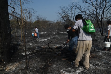 Habitantes de comunidades cercanas a La Estanzuela, lograron controlar el incendio de un pastizal, el cual afectó varias hectáreas. Hicieron uso de cuanto tuvieron a mano para controlar el fuego. 