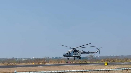 Arribó al El Lencero el helicóptero MI-17 de la Secretaría de Marina que se incorpora a las operaciones aéreas en el combate al incendio de Tlacolulan. Con ésta, suman 4 aeronaves activas en la atención a incendios forestales en el estado.
