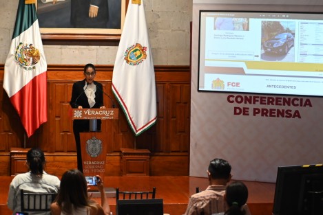 La fiscal del Estado, Verònica Hernández presentó una cronología de los hechos por la no localización de las víctimas Emma Lucía y Santiago, ocurrido en Poza Rica, Ver.. Foto: