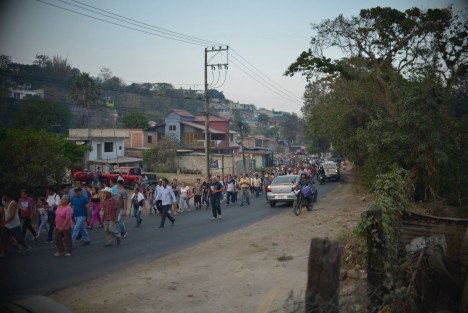 Hartos del abuso de piperos, pobladores y ejidatarios de El Castillo acordaron bloquear el acceso a sus manantiales a estas unidades, ya que día y noche cargan agua, lo al decir de los quejosos está secando sus fuentes de agua. 