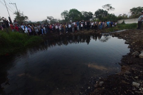Hartos del abuso de piperos, pobladores y ejidatarios de El Castillo acordaron bloquear el acceso a sus manantiales a estas unidades, ya que día y noche cargan agua, lo al decir de los quejosos está secando sus fuentes de agua. 