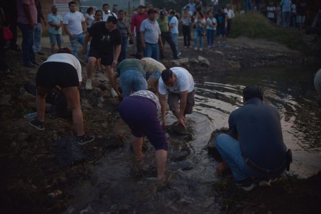 Hartos del abuso de piperos, pobladores y ejidatarios de El Castillo acordaron bloquear el acceso a sus manantiales a estas unidades, ya que día y noche cargan agua, lo al decir de los quejosos está secando sus fuentes de agua. 