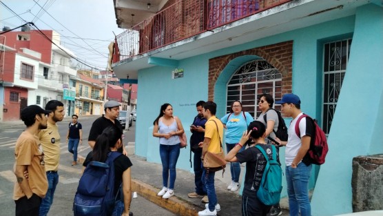 Trabajadores de la empresa Informática Electoral, encargada del PREP, se manifestaron en la calle Isauro Acosta, cerca de la bodega del OPLE; reclaman pago de bonos. 