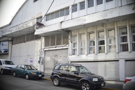 Trabajadores de la empresa Informática Electoral, encargada del PREP, se manifestaron en la calle Isauro Acosta, cerca de la bodega del OPLE; reclaman pago de bonos. 