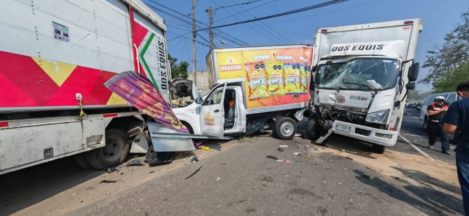 En la carretera Xalapa-Veracruz, a la altura del Campo Militar de El Lencero, 3 vehículos repartidores colisionaron. Pese a lo aparatoso del percance no hubo lesionados; sólo la circulación se vio afectada varios minutos con dirección a Veracruz.