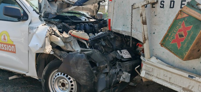 En la carretera Xalapa-Veracruz, a la altura del Campo Militar de El Lencero, 3 vehículos repartidores colisionaron. Pese a lo aparatoso del percance no hubo lesionados; sólo la circulación se vio afectada varios minutos con dirección a Veracruz.