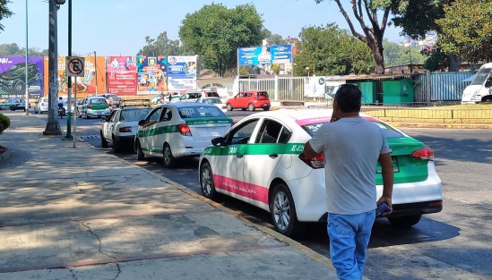 Ciudadano aportando su granito 2:  No Estacionarse...  pero muchos taxistas no conocen de educación vial. 