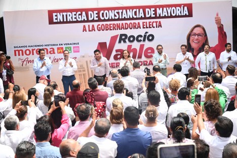 En su mensaje, Rocío Nahle agradeció al Consejo General del OPLE, partidos políticos, autoridades así como a ciudadanos y ciudadanas porque gracias a este esfuerzo se llevó a cabo un proceso seguro y democrático. 