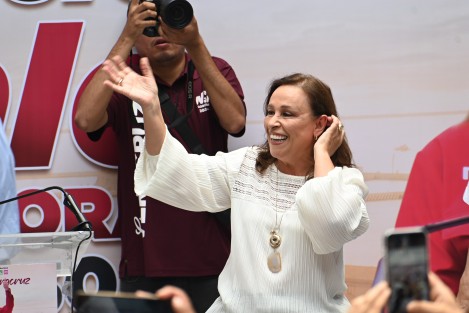 Hoy recibo la constancia que me acredita como gobernadora electa de Veracruz, después de haber pasado un proceso y una contienda democrática, este logro fue posible gracias al apoyo de miles de compañeras y compañeros que trabajaron al lado de una servidora pero particularmente a la confianza de 2 millones 124 mil 130 veracruzanas y veracruzanos. 