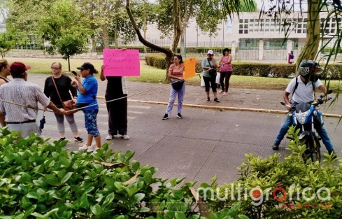 Un grupo de vecinos de la colonia Progreso protestaron en la avenida Acueducto y avenida Xalapa debido a la falta de agua potable. Fundamentos 