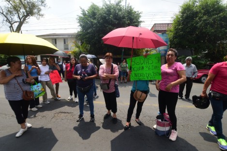Habitantes de la Unidad del Bosque  protestaron en la avenida Miguel Alemán por falta de agua.