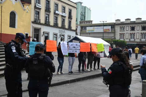 Posteriormente, se manifestaron en la Plaza Lerdo para exigir justicia, pues afirman que lo mató la Policía Municipal en los separos de ese municipio.