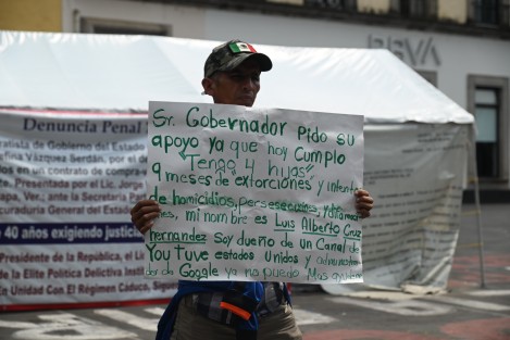 Solitario manifestante se vio en Plaza Lerdo. 