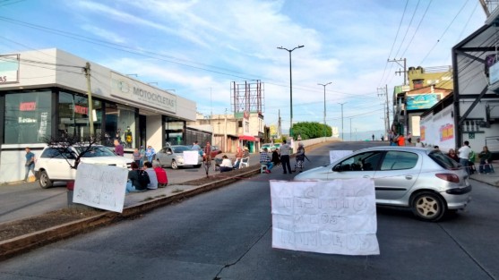 Desde las 6 de mañana vecinos de la zona bloquearon la avenida 20 de Noviembre, cerca de CAXA, por la falta de agua desde hace un mes. Piden ayuda a las autoridades municipales.