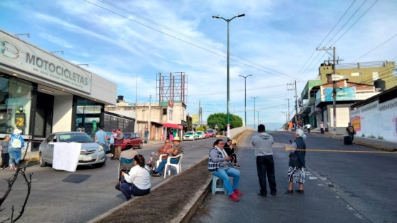 Desde las 6 de mañana vecinos de la zona bloquearon la avenida 20 de Noviembre, cerca de CAXA, por la falta de agua desde hace un mes. Piden ayuda a las autoridades municipales.