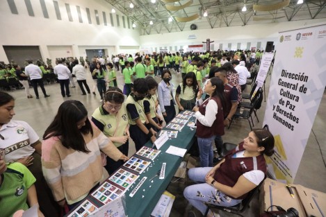Más de 20 dependencias federales y estatales instalaron en el World Trade Center la Feria de Paz y Desarme Voluntario, estrategia que busca promover entre la población valores, actitudes y comportamientos que inhiban cualquier manifestación de violencia y adicciones en los entornos familiar, escolar y social.