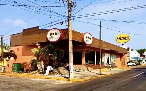 Fuerte explosión se registró esta madrugada en el restaurante Kfe de México,ubicado en la avenida11 esquina calle 20, colonia San José de la ciudad de Córdoba. Al lugar arribaron los Bomberos quienes reportaron únicamente daños materiales