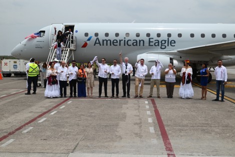 Autoridades de turismo, empresarios, medios de comunicación atestiguaron el aterrizaje  del vuelo inaugural de American Airlines procedente de Dallas, Texas, al aeropuerto de Veracruz, Heriberto Jara Corona.