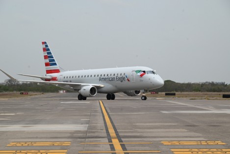 Autoridades de turismo, empresarios, medios de comunicación atestiguaron el aterrizaje  del vuelo inaugural de American Airlines procedente de Dallas, Texas, al aeropuerto de Veracruz, Heriberto Jara Corona. 
