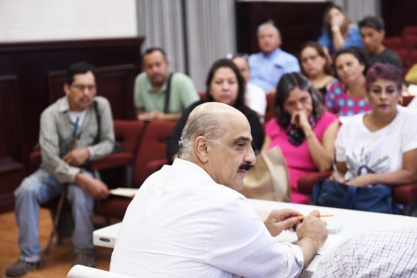 Con el fin de dar seguimiento al proceso de construcción de obra pública y mejorar la calidad de vida de la población, el presidente municipal Ricardo Ahued Bardahuil atendió en la Sala de Cabildo a habitantes de distintos sectores de la ciudad.