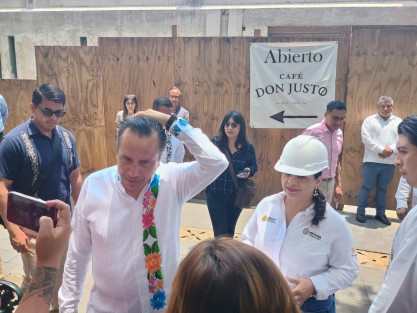 Junto con la titular de Secretaría de Cultura, Silvia Alejandre Pardo, el Gobernador Cuitláhuac García Jiménez recorrió las obras de restauración de El Ágora de la Ciudad, mismas en las que se invierten 15 mdp y que estarán concluidas a finales de julio. 