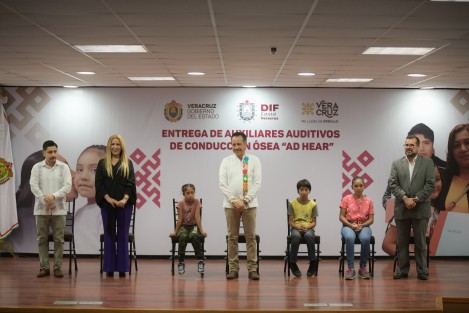En emotiva ceremonia en el Centro de Rehabilitación e Inclusión Social de Veracruz (CRISVER), el gobernador Cuitláhuac García Jiménez entregó a menores que padecen de pérdida auditiva, 40 dispositivos de alta tecnología con el sistema ADHEAR.