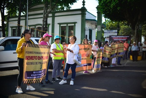 Vecinos de la colonia Álvaro Obregón bloquearon la avenida 20 de Noviembre en ambos sentidos. Rechazan la construcción de SEMEFO en el panteón Palo Verde.