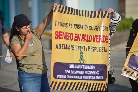 Vecinos de la colonia Álvaro Obregón bloquearon la avenida 20 de Noviembre en ambos sentidos. Rechazan la construcción de SEMEFO en el panteón Palo Verde.