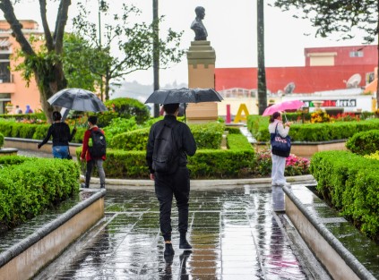  Ante el aumento del potencial de lluvias a partir de hoy y durante todo el fin de semana, la Dirección de Protección Civil exhortó a los sectores sociales, público y privado a extremar precauciones y mantenerse atentos al pronóstico climatológico. 