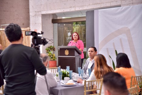 El ejercicio del periodismo merece el respeto y reconocimiento de todas y todos, porque se trata de una encomienda que visibiliza derechos y libertades en un ambiente en el que predomine la cultura de paz y legalidad, expresó la presidenta de la Mesa Directiva de la LXVI Legislatura del estado de Veracruz, diputada Adriana Esther Martínez Sánchez, durante el convivio con comunicadoras y comunicadores, así como representantes de medios de comunicación de la entidad, con motivo de la conmemoración del 7 de junio, Día de la Libertad de Expresión.