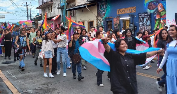 Este sábado la marcha del Orgullo e Inclusión LGBTQ recorrió las calles de Xalapa, desde el panteón Palo Verde hacia el centro de la capital. 