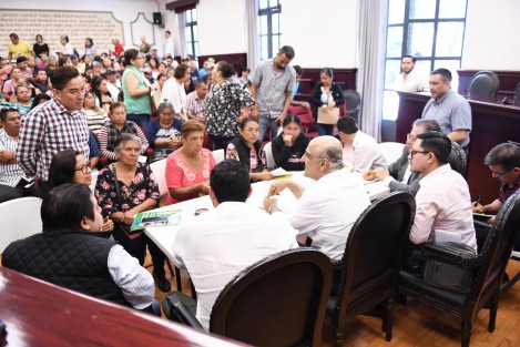 Cientos de habitantes de diversos sectores de la ciudad acudieron este lunes a Palacio Municipal, al desarrollarse una jornada más del Programa Audiencias Ciudadanas, estrategia implementada durante esta Administración por el alcalde Ricardo Ahued Bardahuil.