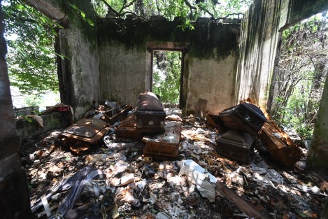 Al visitar el sitio donde posiblemente sería construido el Semefo  se puede constar del abandono que sufre esa área donde incluso hay restos de ataúdes abandonados con olores fetidos y restos de envases de solvente y bebidas alcoholicas.