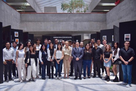 Dar oportunidad a las y los jóvenes estudiantes veracruzanos para que den a conocer libremente sus ideas a través de manifestaciones artísticas es un compromiso que como legisladores debemos asumir, aseguró la diputada Nora Jéssica Lagunes Jáuregui al inaugurar la exposición fotográfica Emblemas de Veracruz.