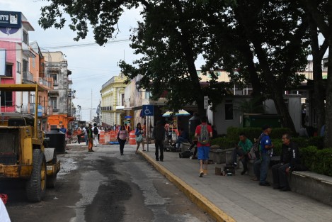 A paso lento avanzan los trabajos de la calle Lucio, la cual es usada por miles de personas  que a diario transitan por este lugar, ya sea en coche o caminando. Se espera que a fin de mes se reabra a la circulación vehicular.  