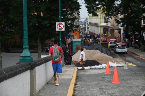 A paso lento avanzan los trabajos de la calle Lucio, la cual es usada por miles de personas  que a diario transitan por este lugar, ya sea en coche o caminando. Se espera que a fin de mes se reabra a la circulación vehicular.  