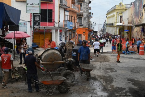 A paso lento avanzan los trabajos de la calle Lucio, la cual es usada por miles de personas  que a diario transitan por este lugar, ya sea en coche o caminando. Se espera que a fin de mes se reabra a la circulación vehicular.  