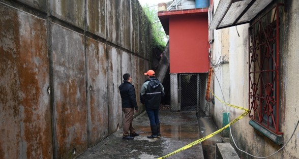 Por las fuertes lluvias de la tormenta tropical Alberto, un muro de contención cayó sobre el edificio Tecaxitli J, en la unidad habitacional Xalapa 2000, afectando severamente al departamento de la planta baja piden ayuda de gobierno de estado y municipal.