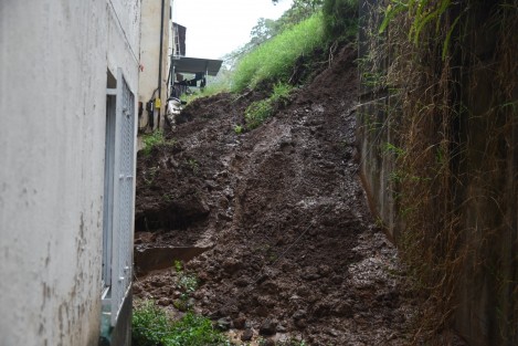 Por las fuertes lluvias de la tormenta tropical Alberto, un muro de contención cayó sobre el edificio Tecaxitli J, en la unidad habitacional Xalapa 2000, afectando severamente al departamento de la planta baja piden ayuda de gobierno de estado y municipal.
