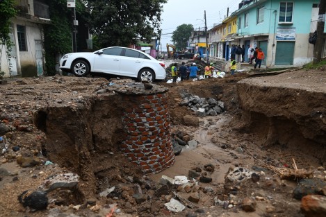 Las intensas lluvias de esta mañana afectaron la obra del  colector pluvial de la calle Río Tecolutla que se realizan desde hace casi un año, causando afectaciones  en la cale Río Samaria, de la colonia Carolino Anaya. 