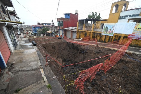 Las intensas lluvias de esta mañana afectaron la obra del  colector pluvial de la calle Río Tecolutla que se realizan desde hace casi un año, causando afectaciones  en la cale Río Samaria, de la colonia Carolino Anaya. 