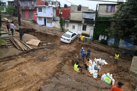Las intensas lluvias de esta mañana afectaron la obra del  colector pluvial de la calle Río Tecolutla que se realizan desde hace casi un año, causando afectaciones  en la cale Río Samaria, de la colonia Carolino Anaya. 